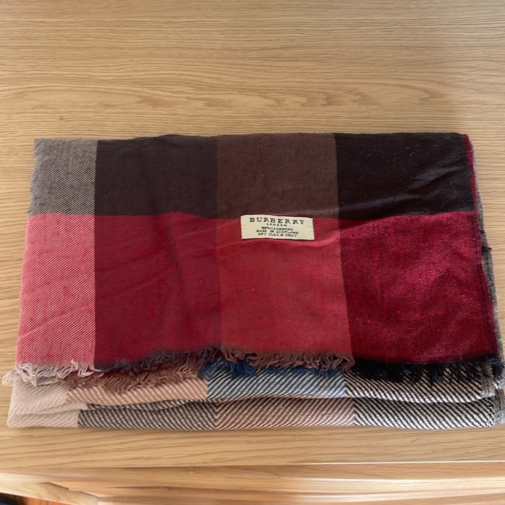 BURBERRY Scarf 100% cashmere